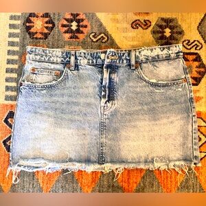 ZARA : cut off denim skirt - bottom fly - raw hem